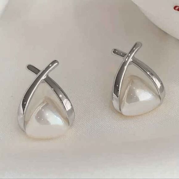 Pearl White Gold Triangle Geometric Stud Earrings - Picture 3 of 6